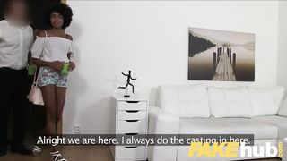 Худая негритянка из Бразилии сосёт белый хуй режиссера перед трахом на кастинге