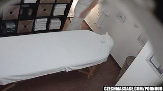Жопастая блонди с натуральными буферами оттрахана массажистом под скрытыми камерами