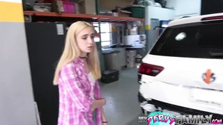 Дочь извиняется за разбитую машину, трахаясь с отцом в автомастерской