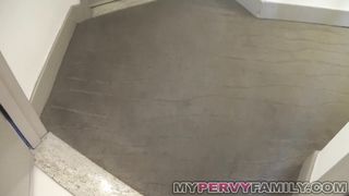 Падчерица азиатка расставляет ножки перед отчимом для траха