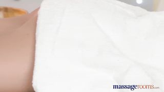 Массажист слил сперму в киску милфы, трахнув её на кушетке для массажа