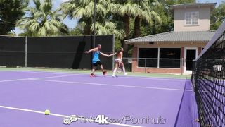 Теннисистка Лили Адамс перепихнулась с тренером по фитнесу в спортзале
