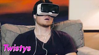 Мачеха занимаются сексом с дочкой, пока её бойфренд играет в VR-очках