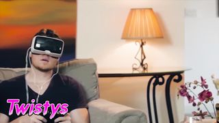 Мачеха занимаются сексом с дочкой, пока её бойфренд играет в VR-очках