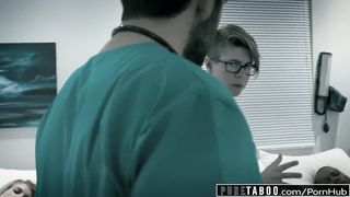Доктор оттрахал пациентку в палате во время забора вагинального мазка