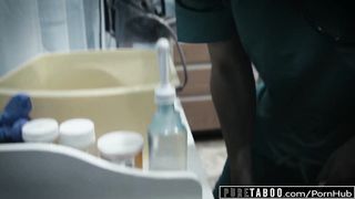 Доктор оттрахал пациентку в палате во время забора вагинального мазка