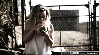 Бизнесмен потребовал от бездомной телки еблю с горловым минетом за помощь