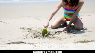 Мужик оттрахал худую тинку, соблазнив её на пляже