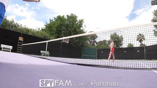 Брат сделал травмированной сестре куни вместо тренировки по теннису