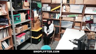 Муслимка в хиджабе оттрахана начальником охраны за воровство в супермаркете