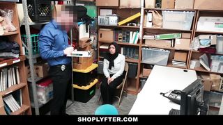 Муслимка в хиджабе оттрахана начальником охраны за воровство в супермаркете