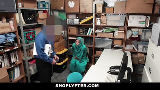 Арабка в хиджабе попалась на воровстве и отсосала хуй охранника магазина