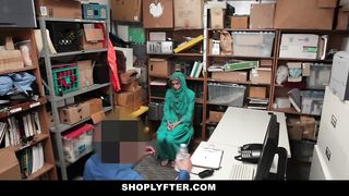 Арабка в хиджабе попалась на воровстве и отсосала хуй охранника магазина