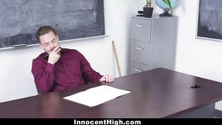 Студентка порно модель оттрахана учителем с толстым членом в классе