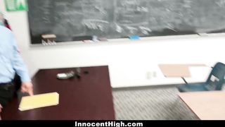 Студентка сосёт большой хуй учителя физики и ебется с ним на столе в классе