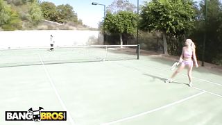 Спортсменка проиграла в теннис еблю с огромным членом негра