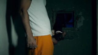 Начальница тюремной охраны в перчатках дрочит члены зеков через дыру в двери