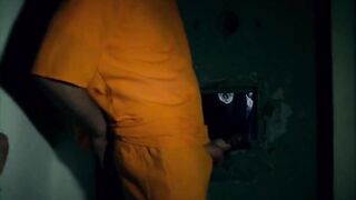 Начальница тюремной охраны в перчатках дрочит члены зеков через дыру в двери
