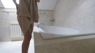 Сисястая брюнетка скачет верхом на самотыке, установленном на борту ванны