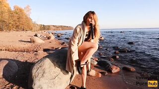 Публичная мастурбация самотыком на камне на берегу Ладожского озера