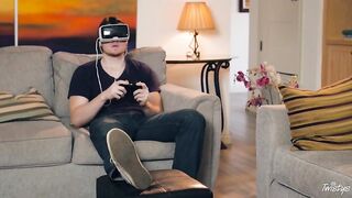 Блондинка кончает от секса с лесбиянкой, пока муж играет в VR очках