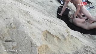 Голая блондинка сосёт член порно агента перед камерой на пляже