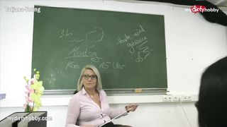 Математичка Татьяна Олеговна учит сиськастую студентку сосать два члена сразу
