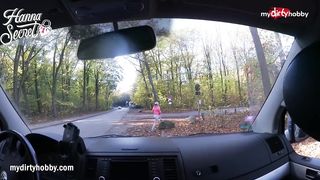 Спортсменка в розовых леггинсах ебется с пикапером в машине