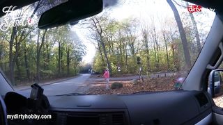 Спортсменка в розовых леггинсах ебется с пикапером в машине