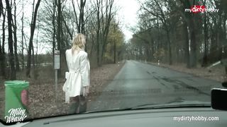 Мужик уломал блондинку в белом плаще на еблю в машине