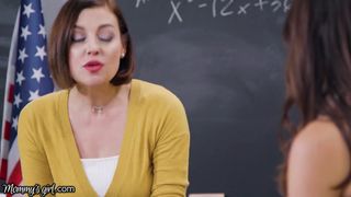 Мачеха училка доводит языком до оргазма дочь двоечницу