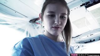 Молодая медсестра реанимировала пенсионера минетом в карете скорой помощи