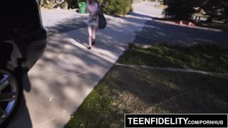 18-летняя Лекси Лор заглянула на жесткий секс к соседу порно режиссеру