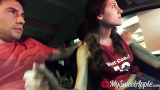 Девушка за рулем сосет хуй на макдрайве и ебется в авто на парковке