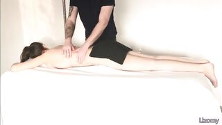 Эротический массаж с проникновением анальной пробки в задницу