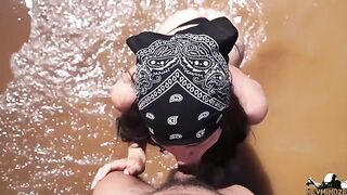 Перепихон загорелой стройняшки в купальнике раком на пляже