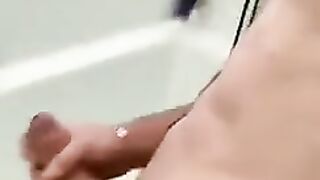 Подкачанный бородач снимает дрочку члена до слива в ванну