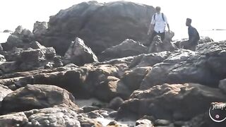 Ебет на скалистом морском берегу накуренную нимфоманку