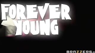 Ведьма соблазняет на трах до спермы на лицо молодого уборщика