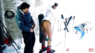Спекулянт дрючит лыжницу в куртке и шапке на снегу