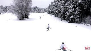 Спекулянт дрючит лыжницу в куртке и шапке на снегу