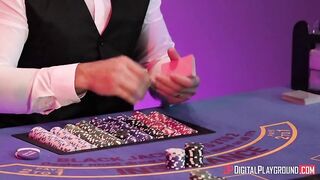 Крупье ебет азиатку-игроманку, доказывая, что казино всегда в выигрыше