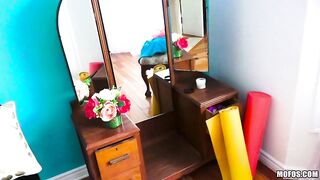 Шутник управляет вибротрусиками из засады перед еблей с фитоняшкой