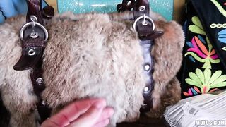 Работник магазина обменял украденную шубу на пизду 18-летней мулатки