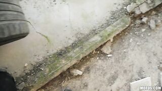 Украинка за сто баксов облизывает хуй и трахается в заброшенном здании