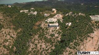 Бритоголовый факер сношает в жопу рыжую Мишу Кросс