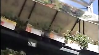 Подглядывание под юбку блондинке на пизду без трусиков на рынке