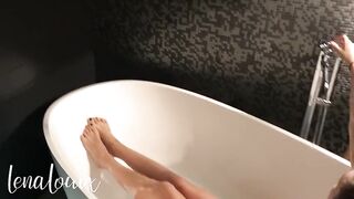 Оргазм от нежной мастурбации в ванне с теплой водой