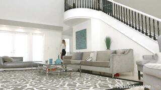 Риэлторша закрыла сделку сочным минетом и дикой еблей в доме