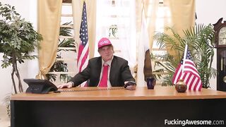 Дональд Трамп ебет шоколадную пресс-секретаршу в овальном кабинете